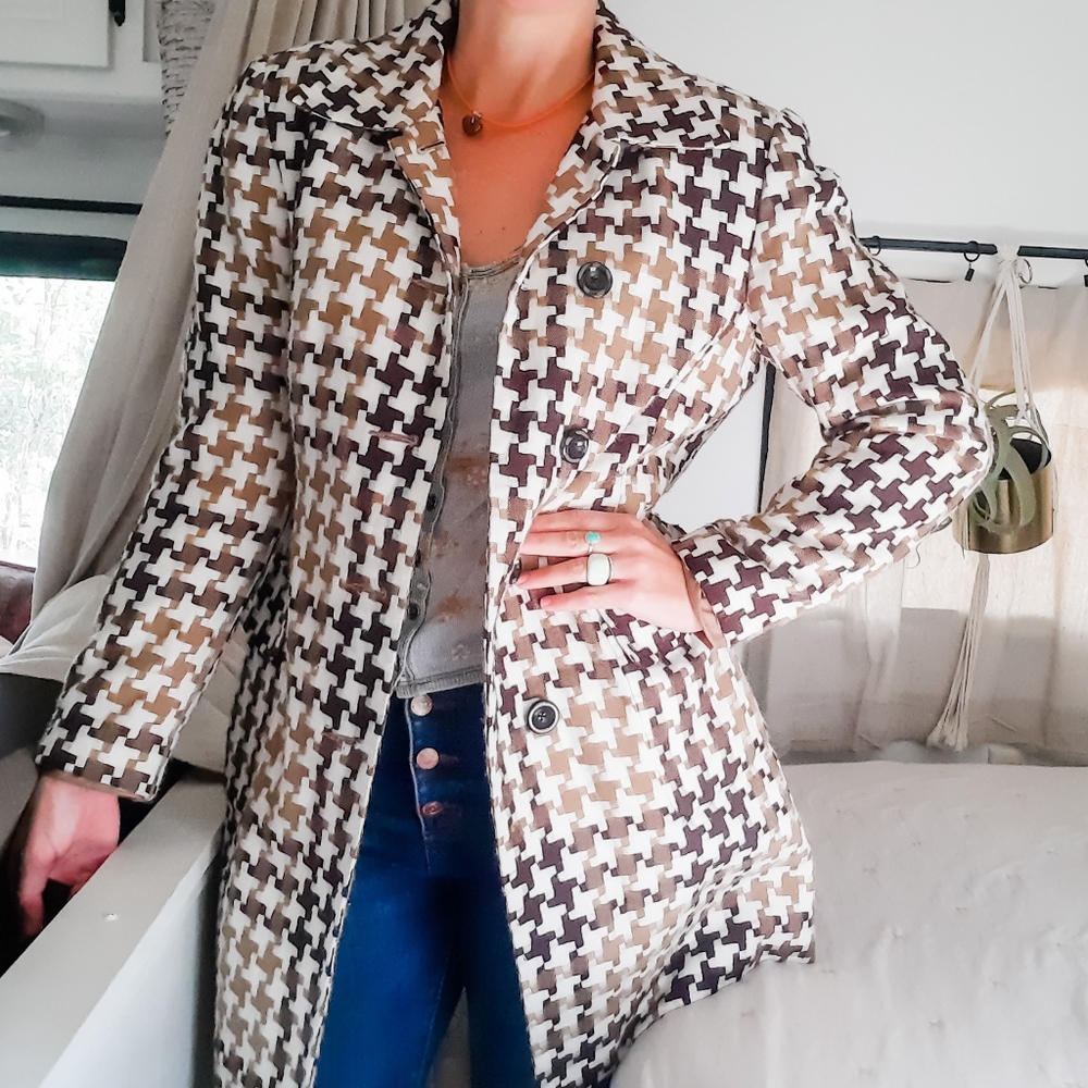 Houndstooth Checkered long sleeve winter jacket. Oh so 70's! 🛼📺